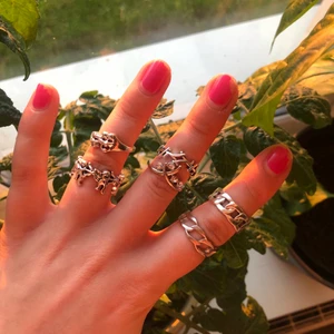 Superfina ringar - Säljer 6 stycken jättefina ringar🖤 15kr/st + 11kr frakt🖤 skriv för mer bilder!! Endast 4 och 6 som finns kvar 🖤