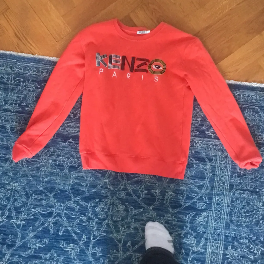 Orange kenzo tröja (ser mycket mer orange ut än på bilderna). Aldrig använd. Hoodies.
