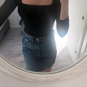 Jeanskjol - Superfin jeanskjol i storlek 36. Säljer då den tyvärr inte kommer till användning 💗