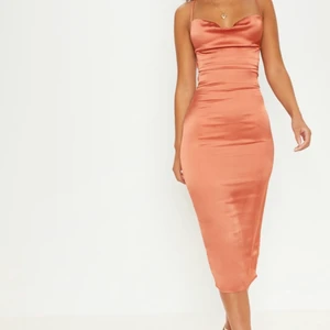 Pretty little things  - Jätte fin klänning Och den ser exakt samma ut som på bilden, silkes material och sjukt snygg rygg men tyvärr så passade den inte mig, vill sälja den så snabbt som möjligt! 