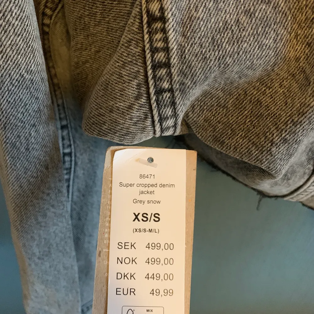 Croppad jeansjacka i strlk xs-s från gina, oanvänd och köpt för 499. Jackor.
