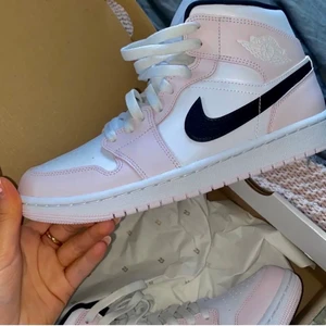 Jordans 1 mid barely rose  - HEEEEELT nya super fina Jordans 1 mid! Köpta på footlocker, kvitto och originalbox följer med som bevis på att dem är äkta. (Små i storlekarna) Aldrig använda bara testade eftersom att storleken inte passade mig. ❤️❤️❤️ buda privat eller köp direkt för 1500 kr🥰 högsta bud: 1250