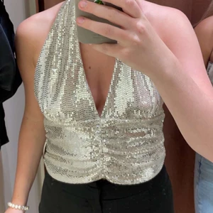 Glitter halter top - glittrig halterneck top från gina💛 använd 1 gång, som ny. storlek M men passar mig som har xs/s i vanliga fall. nypris 299kr, säljer för 100 + frakt ✨ skriv för fler bilder!