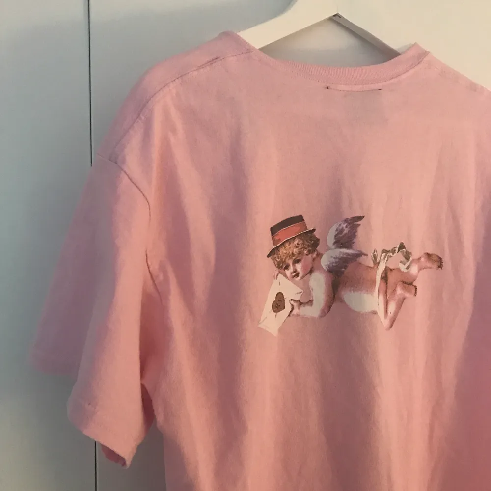 T-shirt från Reclaimed Vintage💗💗 Slutsåld. Köpt för 255kr, säljer för 150kr. Sparsamt använd, bra skick. Första bilden är lånad💞. Toppar.