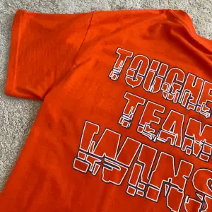 Snygg vintage t-shirt i orange med blå/vitt tryck. Köpt i secondhand. Skriv för fler bilder eller frågor!!❤️