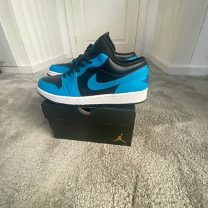 Air Jordan 1 Low Laser Blue - Skitsnygga Jordan 1 Lows till salu, använda 1 gång utomhus och provade ungefär 2 gånger. Nästan helt nya. Skicka gärna dm om du är intresserad!