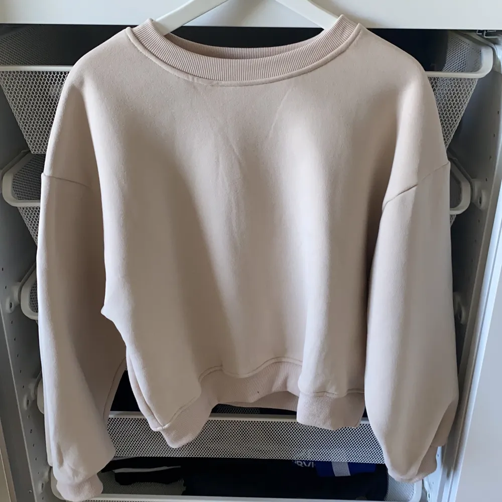 En beige oversized sweatshirt i nyskick, helt oanvänd, S men passar både XS och M. Tröjor & Koftor.