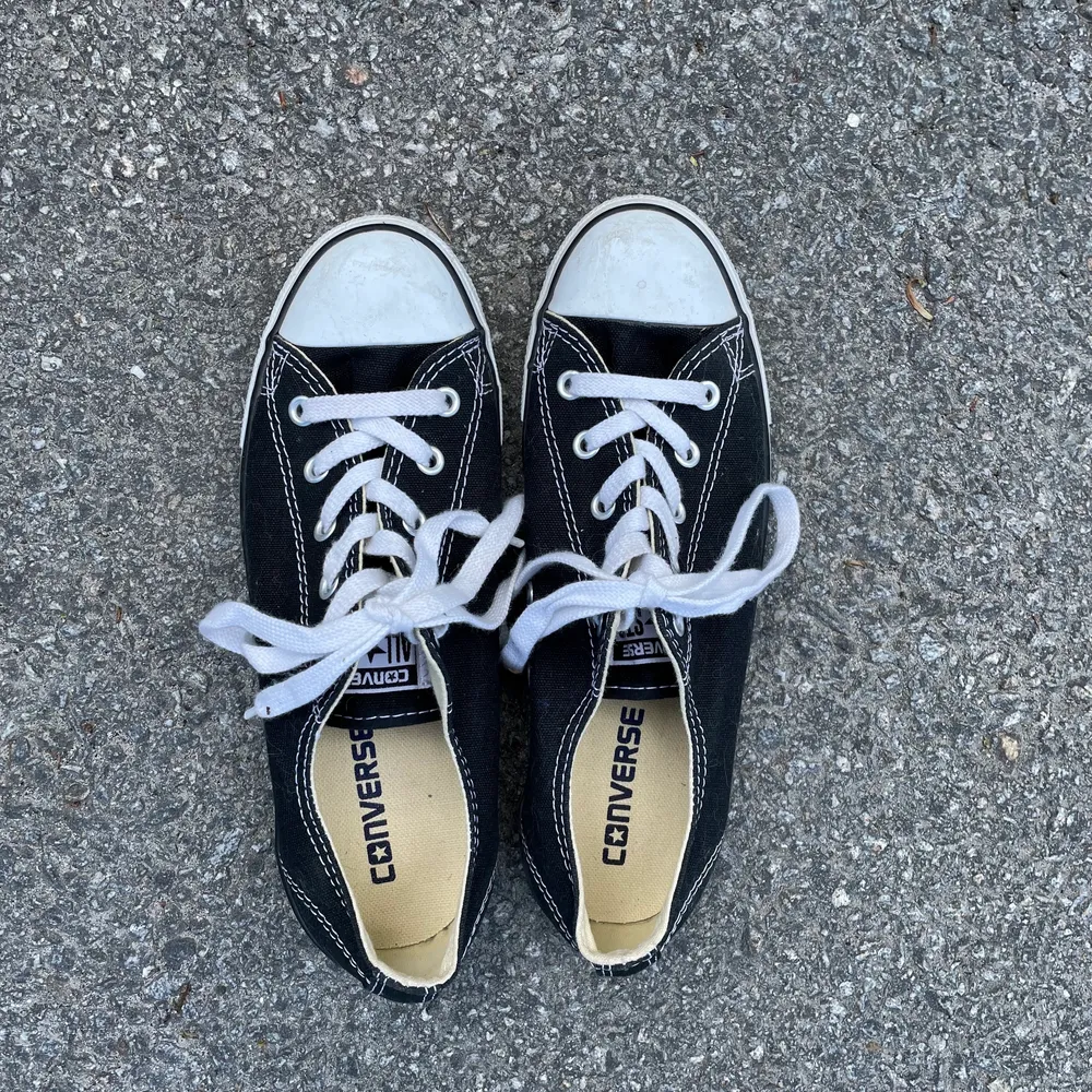 Jätte snygga svarta låga converse skor i storlek 37,5. De är i mycket bra skick och ser nästan oanvända ut! :) kontakta vid frågor, fler bilder eller vid intresse😗 köparen betalar frakt!!. Skor.