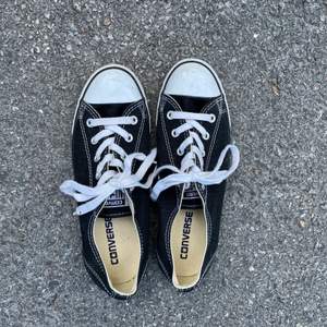 Jätte snygga svarta låga converse skor i storlek 37,5. De är i mycket bra skick och ser nästan oanvända ut! :) kontakta vid frågor, fler bilder eller vid intresse😗 köparen betalar frakt!!