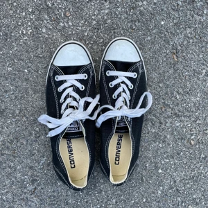Svarta låga converse skor - Jätte snygga svarta låga converse skor i storlek 37,5. De är i mycket bra skick och ser nästan oanvända ut! :) kontakta vid frågor, fler bilder eller vid intresse😗 köparen betalar frakt!!