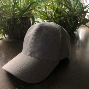 Grå keps  - Denna snygga gråa basic kepsen säljer jag pågrund av att jag inte passar i keps. Har aldrig använt och är helt ren💗 Frakt 54kr