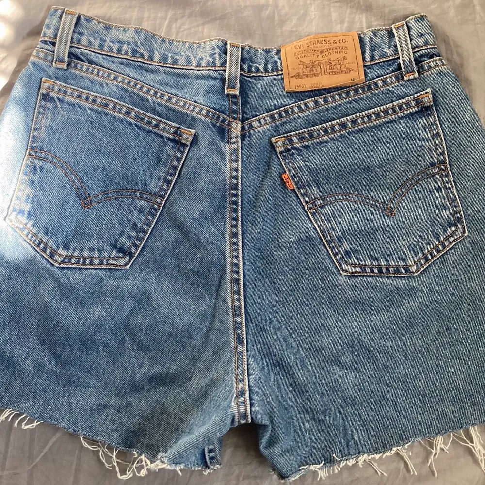 Ett par Levis jeansshorts som passar strl medium eller small om man vill att de ska sitta oversize. . Shorts.