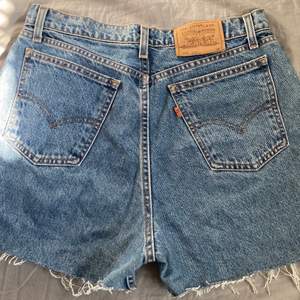 Ett par Levis jeansshorts som passar strl medium eller small om man vill att de ska sitta oversize. 