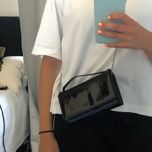 Axelremsväska Carin Wester  - Snygg och stilren lackväska från Carin Wester! Bra med fack både utanpå och i. Köparen står för frakt! 🧡