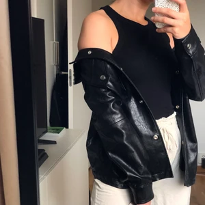 Svart skinn-skjorta - Skjorta/jacka i skinn-imitation från Bershka. Endast använd 1-2 gånger. Köparen står för frakten. 🤍