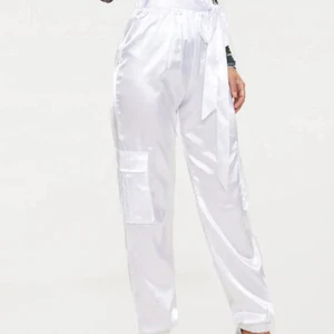 vita satin cargo byxor  - 💗 helt oanvända vita satin cargo byxor från prettylittlething, som är helt slutsålda💗