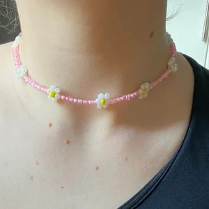halsband - Har gjort det själv och säljer för 20kr + frakt ❤️ har ett justerbart spänne med två hål!