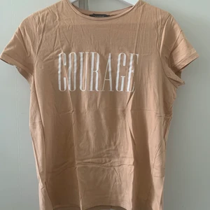 Beige t-shirt - En beige t-shirt i mycket bra skick då den endast e använd 2 gånger.