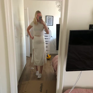 Vit kjol med slit strl M - Andra bilden är lånad från NAKD. Kjolen är endast använd en gång och är i mycket fint skick. 