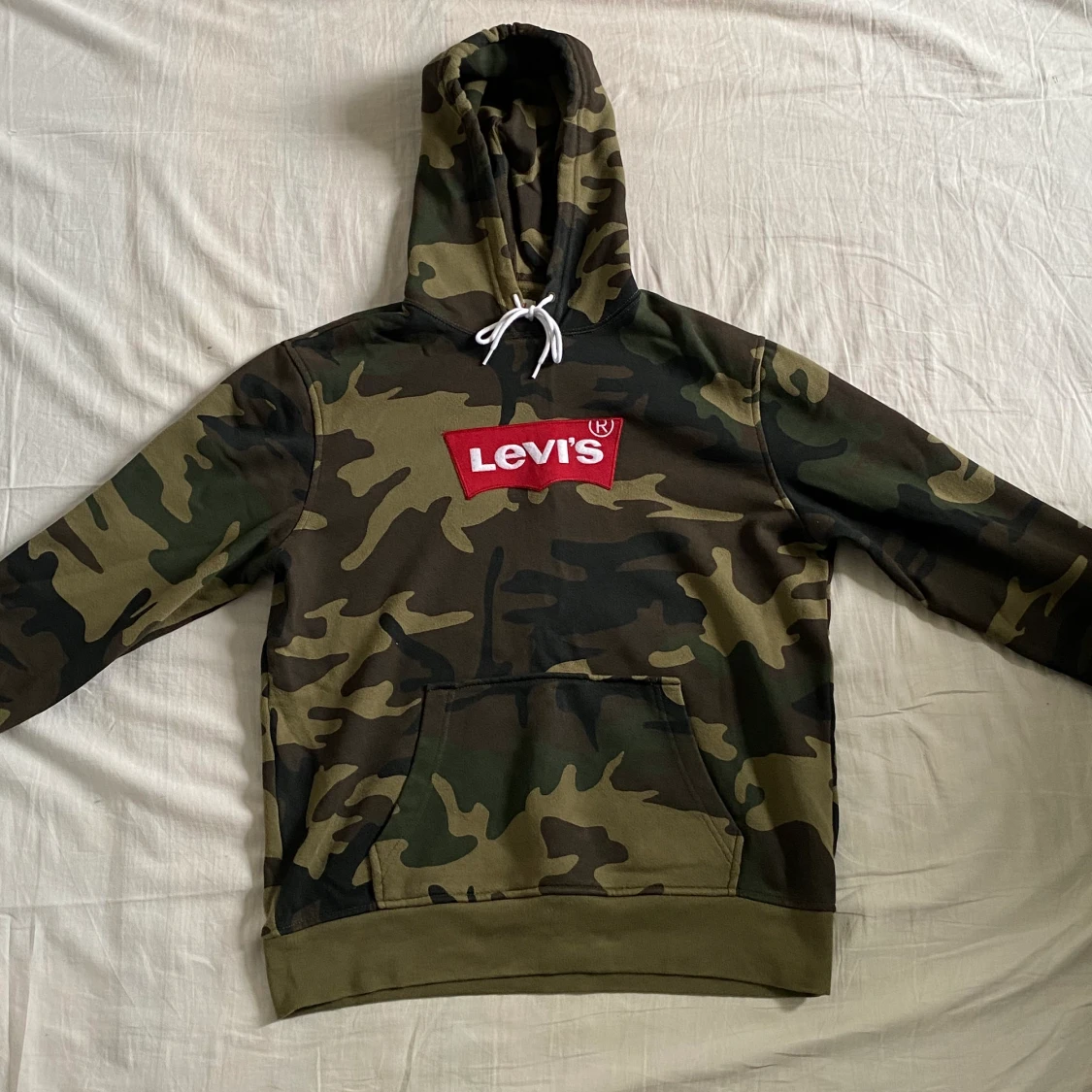 Levi’s camoflauge hoodie storlek M - 90