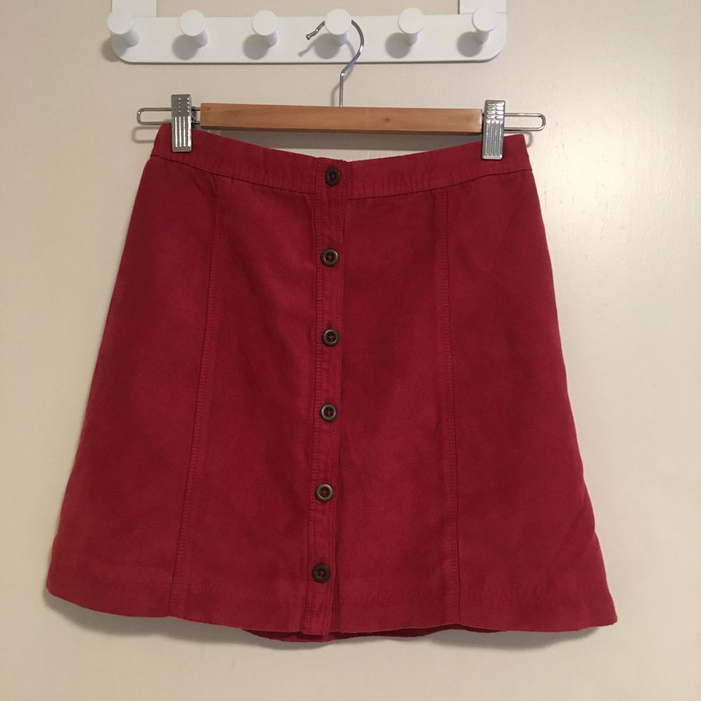 Röd kjol i mockaimitation från Hollister. Oanvänd. Strl 00 vilket är som XS.. Kjolar.