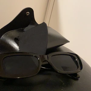 Svarta trendiga solglasögon  - Säljer dessa svarta trendiga solglasögon från shein. Köptes för 50 kr. Säljes för 30kr. Aldrig använda. Säljer då jag råkade beställa 2 st. As snygga och sitter bra. Medela via intresse eller skriv i kommentarerna. Vill bli av med snabbt så skriv om du vill ha dem, säljer till första bästa. Skriv om ni har frågor om dem. Köparen står för frakten💖har fått väldigt många medelanden angående solglasögonen. Försöker med att svara alla men om jag inte svarar så är det därför💖