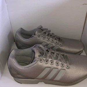 Adidas ZX flux - Helt Nya - Märke: Adidas Storlek: 44 Modell: Adidas ZX flux Kroppstyp: Unisex  Varan kan fraktas!