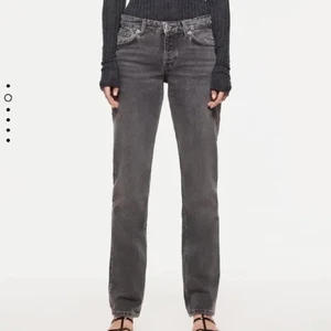 Zara jeans - Säljer dessa asnice zara jeans, lågmidjade och gråa! De är i storlek 40 men passar även andra storlekar beroende på hur man vill att de ska sitta, buda från 200kr. Bara fråga på om det är något du undrar 😋 (lånade bilder) FRAKT TILLKOMMER - budgivning avslutas onsdag 
