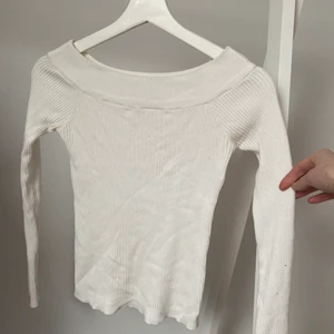 Vit ribbad tröja/topp  - Säljer då den är för liten för mig. Frakt tillkommer. 