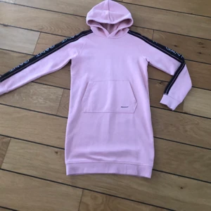 Rosa gant hoodieklänning - Jättefin rosa gant hoodieklänning. Använd max 3gånger, som ny! Storlek 134-140, men ganska stor i storlek.  Köpt för 995kr på kidsbrandstore.  