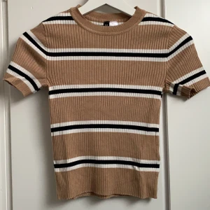 H&M t-shirt - Söt t-shirt från H&M som passar till allt, tyvärr för kort för mig