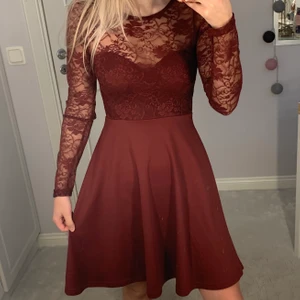 Vinröd klänning med spets  - 🥀 Färgen är inte riktigt så brun som den ser ut, men det var omöjligt att få den riktig rätt!🥀 En superfin vinröd klänning med spets på överdelen samt ärmarna. Använd ca 4 gånger så i väldigt bra skick, inga defekter elle fläckar! Sitter skönt och är en perfekt längd på mig som är 163! Pris kan diskuteras ! Budgivning om flera är intresserade