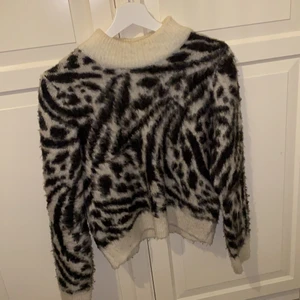 Stickad tröja - Snygg stickad tröja med leopard-motiv😍