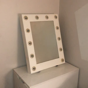 Sminkspegel - Sminkspegel med belysning (dimbar), ordinarie pris 2499 kr. Säljs utan lampor. Möts upp i Stockholm. 