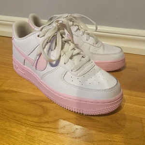 NIKE AIR FORCE 1 BRICK, whiteboarden/pink  - Använda endast 2-3 gånger, är i ett mycket fint skick! Storlek 36,5 Köpare står för frakt. Priset kan diskuteras!