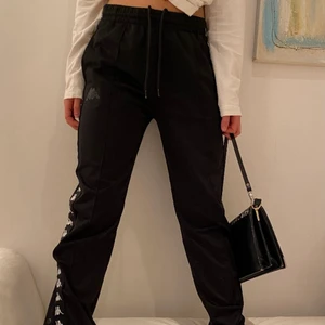 ! Kappa byxor! - Jättefina byxor i bra skick! Man kan välja om man vill stänga knapparna eller ha dom öppna. Pris kan diskuteras!⚡️⚡️⚡️⚡️⚡️