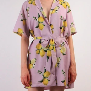 KLÄNNING - En jätte söt lila klänning med citroner på i storlek S. Bara använd en gång. Budgivning i kommentarerna startar på 80 kr, köp direkt för 140! (Budgivningen avslutas 1 april)