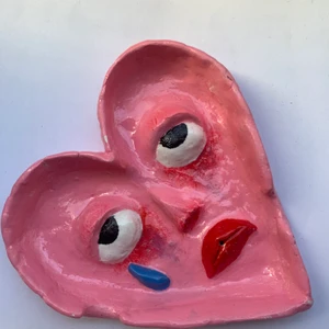 Hemmagjord askkopp/rökelsehållare - Om någon köper kommer jag även börja göra andra färger och kan börja ta emot request. Välldigt fin att ha som dekoration eller ha som askkopp. Den är glazed så man kan tvätta ovansidan om man behöver det. Köparen står för frakten🧚🏼‍♀️❤️ priset kan diskuteras 