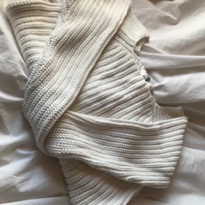 Vit stickad tröja - Säljer vit stickad tröja med dragkedja i ryggen. Storlek S.