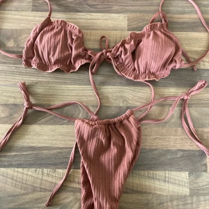 Brun/Rosa Bikini - Jättefin bikini, borde passa S-L då man skjusterar storleken genom knytningar. Både över och underdel ingår. Köpare står för frakt.