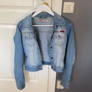 En jeansjacka  - En blå jeansjacka i storlek s