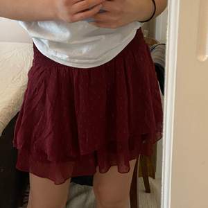 Vinröd kjol från bikbok, använd 1 gång så i princip som ny