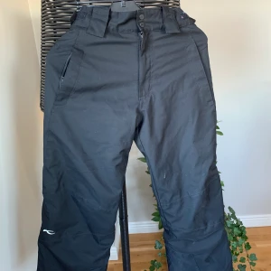 Kjus skidbyxor barn stl 140  - Tunna men väldigt varma och sköna skidbyxor från Kjus. Inga hål och bra skick. Använda ca 10 gånger. 