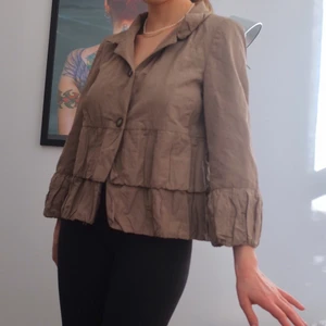 Brun jacka - Aldrig använd!! köpt på zara för ca 5 år sen. Skulle ju funka som en sommarjacka eller som tröja itself🥰   