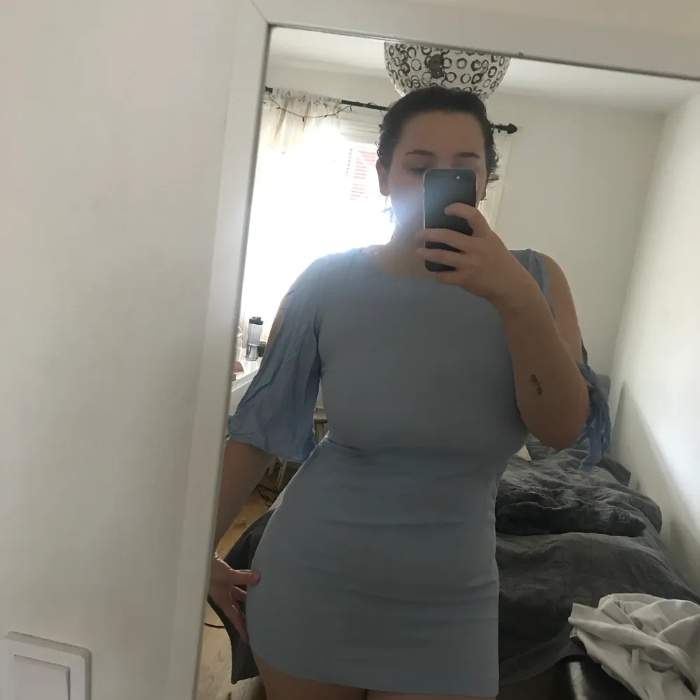 this very cute blue dress is sadly too short for me now, but I loved it a lot! It’s a size 38 and has little yellow stains on the back as well. It’s cute and off shoulder on the sides! . Klänningar.