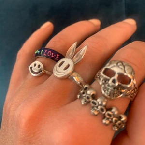Ringar - Säljer de två döskalle ringarna, på pekfingret. Båda av bra kvalitet men vet ej metallen:) Stora är lite böjd, men går å böja tillbaka (pga storlek) 112kr styck inkluderat frakt ☺️ stora dödskallen: 15mm, nedre ringen: 17 mm i diameter