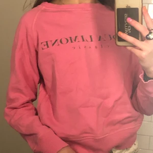 Rosa sweatshirt  - Det här är en super fin rosa collage tröja. Den är från Aqua Limone och har tryck på ryggen. Den är i storlek xs