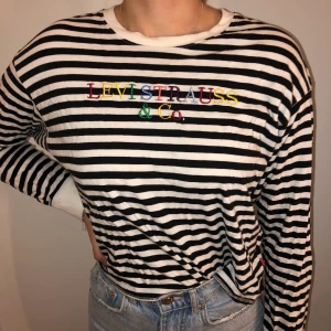 Levis long sleeve  - En ball levis tröja som är använd en gång då den är lite för cool för min stil. Nypris 400kr