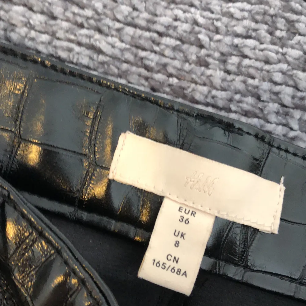 Läderbyxor från H&M med krokodilmönster i storlek 36. Säljs på grund av att de är för små. Enbart använda 2 gånger. Frakt tillkommer. Jeans & Byxor.