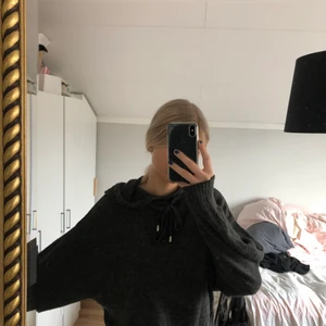 Grå stickad tröja - Grå stickad tröja med luva från H&M i storlek S. Aldrig använd så helt ny! Jättefin med kjol till exempel.